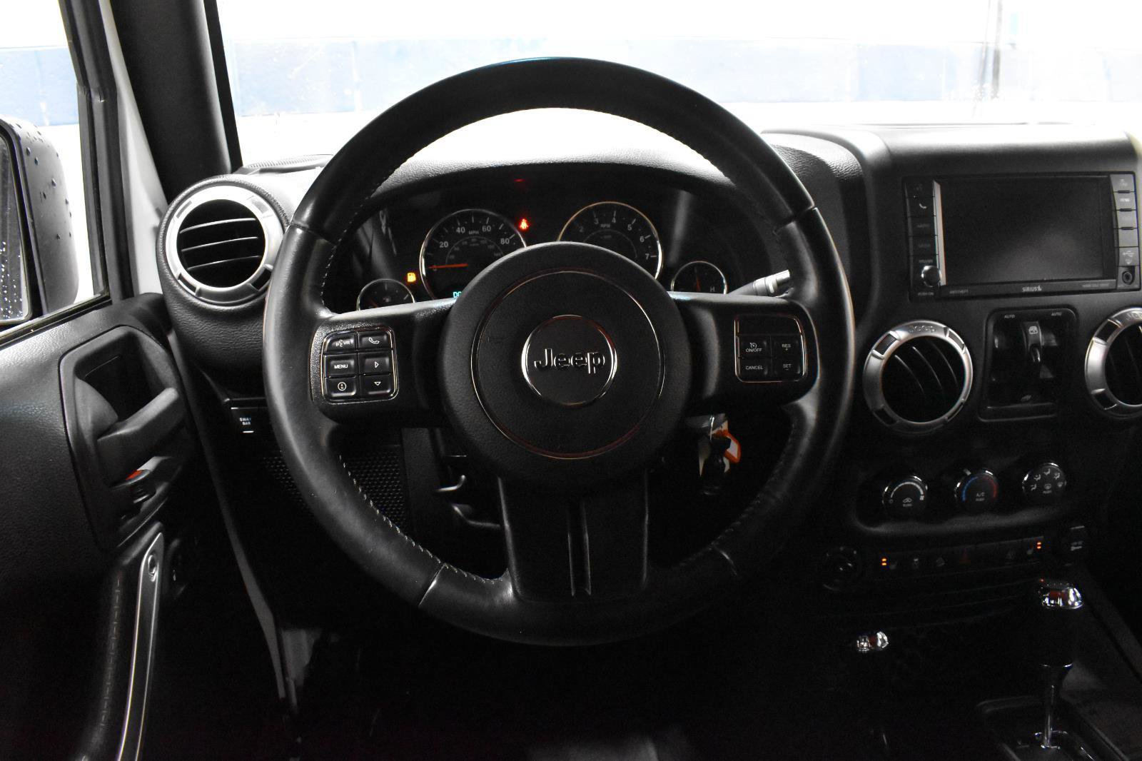 Used 2015 Jeep Wrangler Unlimited Rubicon w/ Connectivity Group image 6