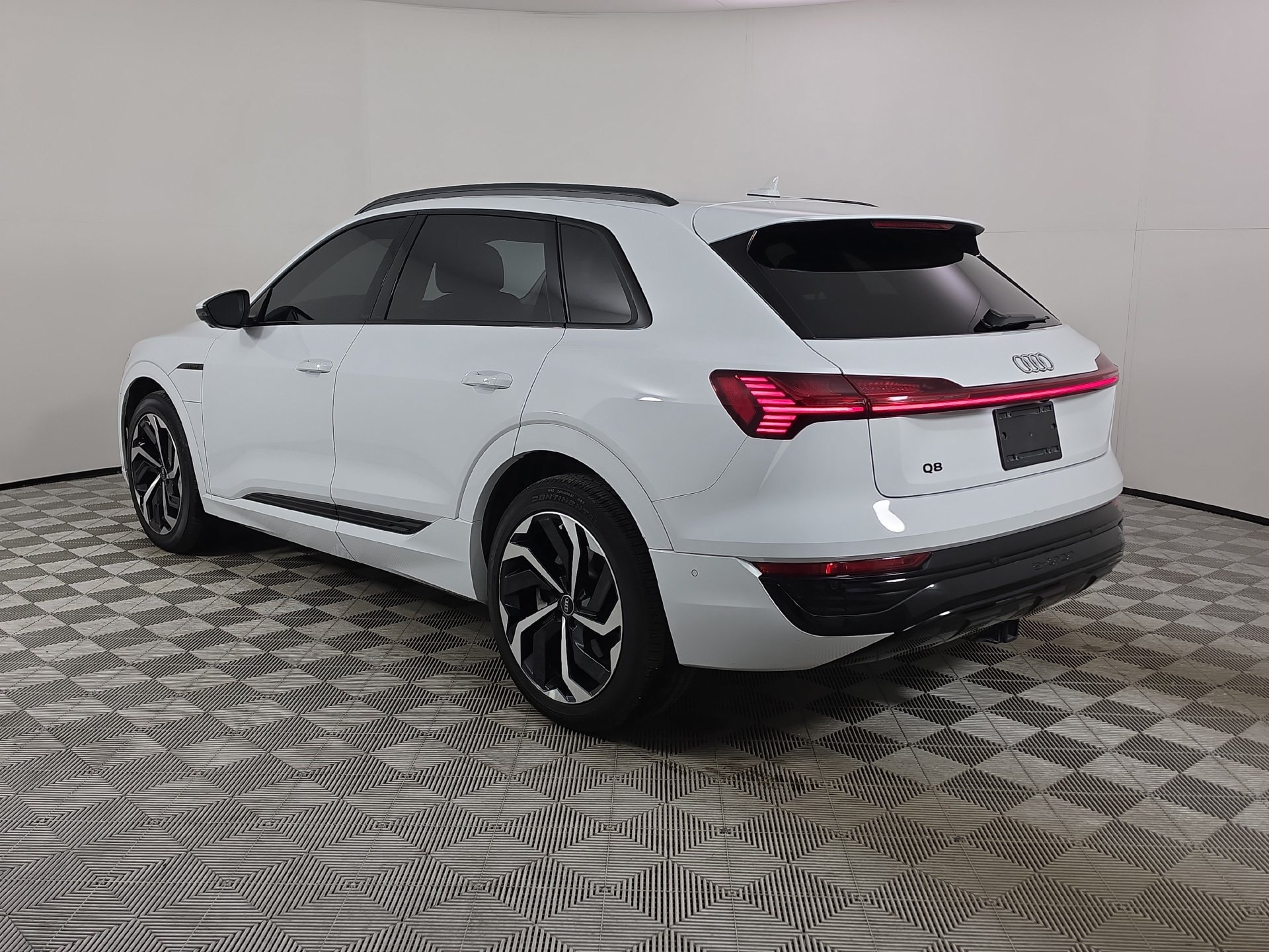 Used 2024 Audi Q8 e-tron Premium Plus AWD/4WD image 4