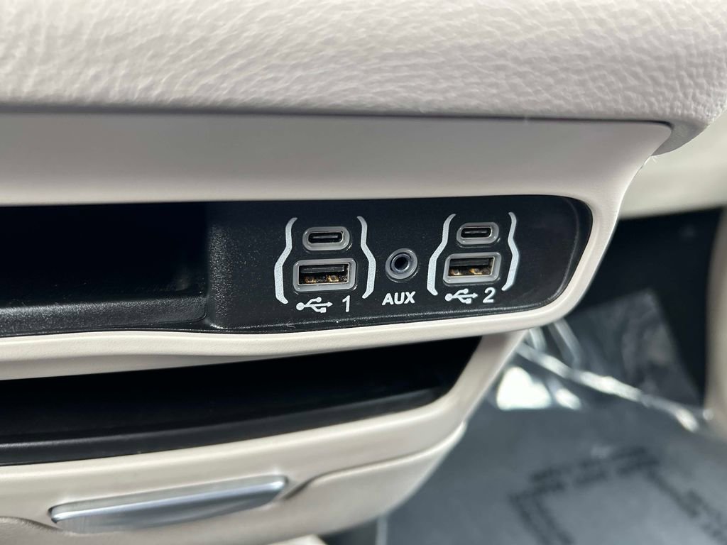 Used 2024 Chrysler Pacifica Touring-L image 33