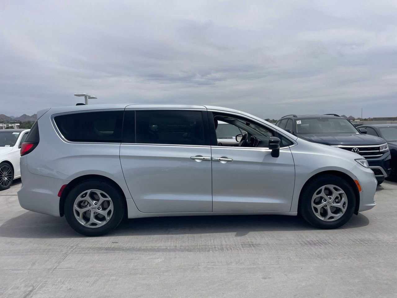 Used 2024 Chrysler Pacifica Limited FWD image 3