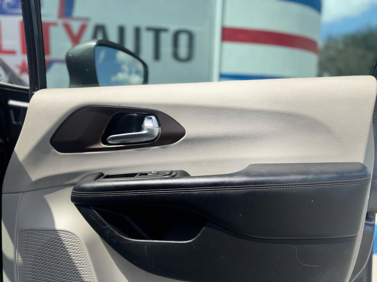 Used 2019 Chrysler Pacifica Touring-L image 43