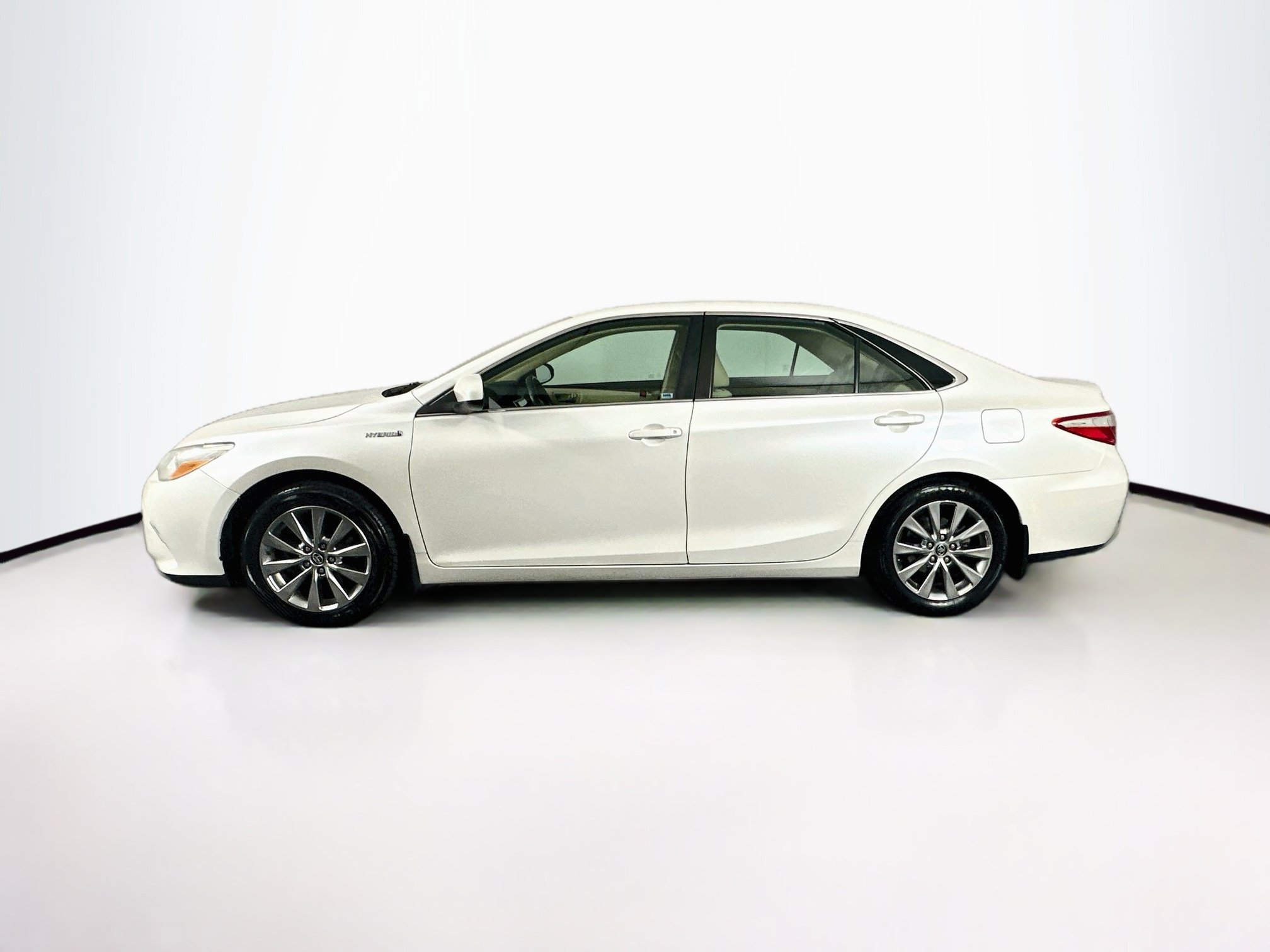 Used 2017 Toyota Camry XLE w/ Moonroof Package FWD image 4
