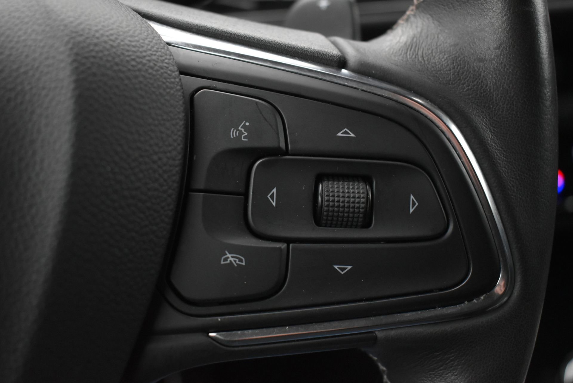 Used 2023 Buick Envision Essence w/ Technology Package I image 21