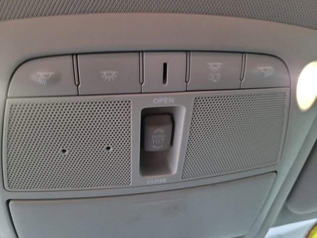 Used 2017 Nissan Rogue SV image 38