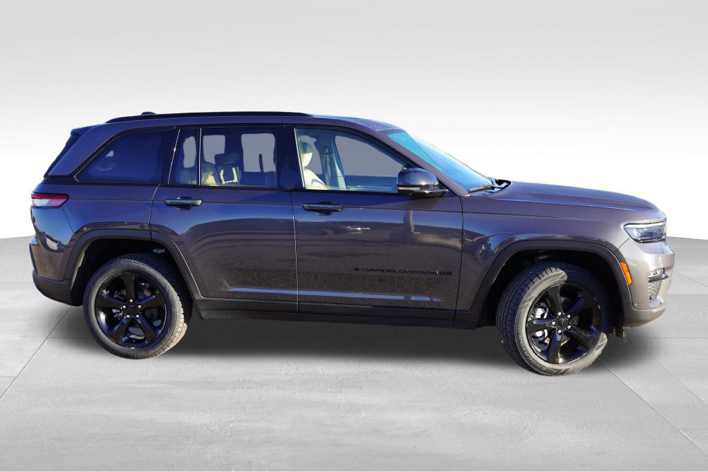 Certified 2025 Jeep Grand Cherokee Limited w/ Luxury Tech Group II AWD/4WD image 3