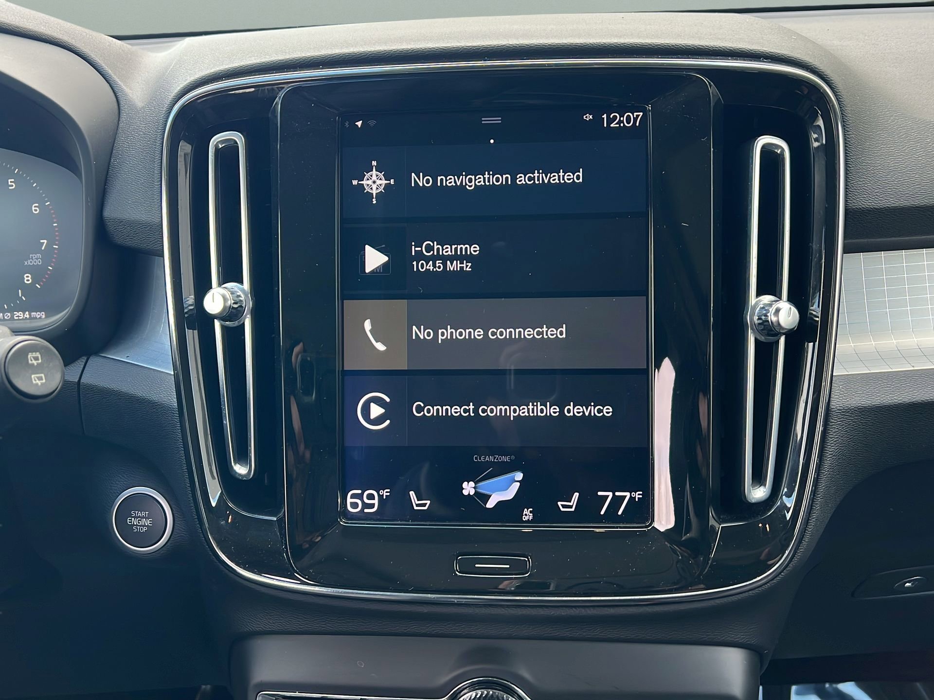 Used 2020 Volvo XC40 T4 Momentum w/ Premium Package image 13