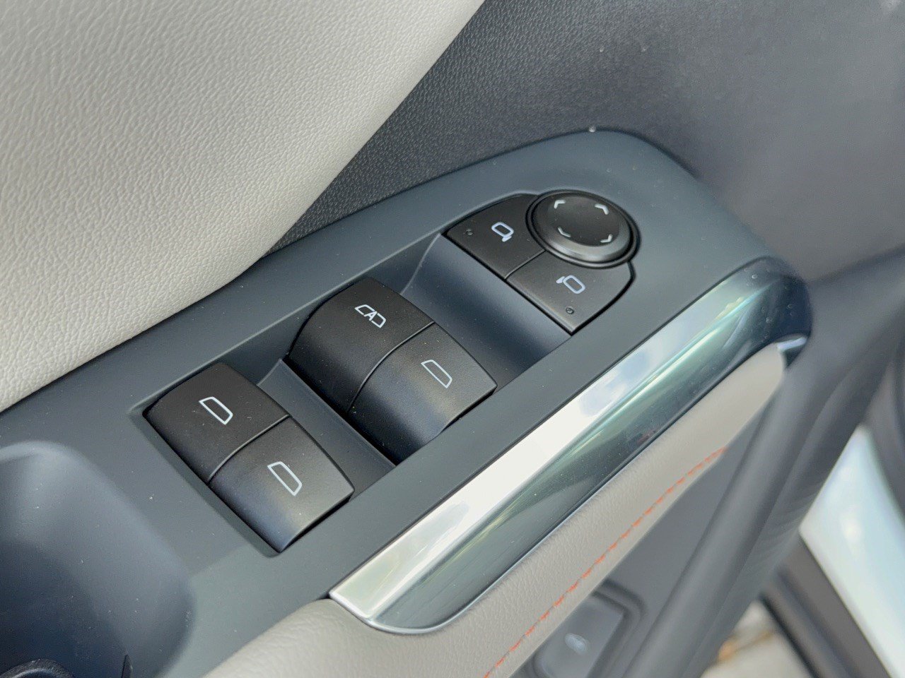 New 2027 Chevrolet Traverse LT FWD image 15