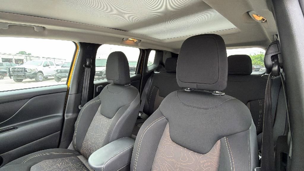 Used 2023 Jeep Renegade Latitude w/ Sun/Sound Group AWD/4WD image 16