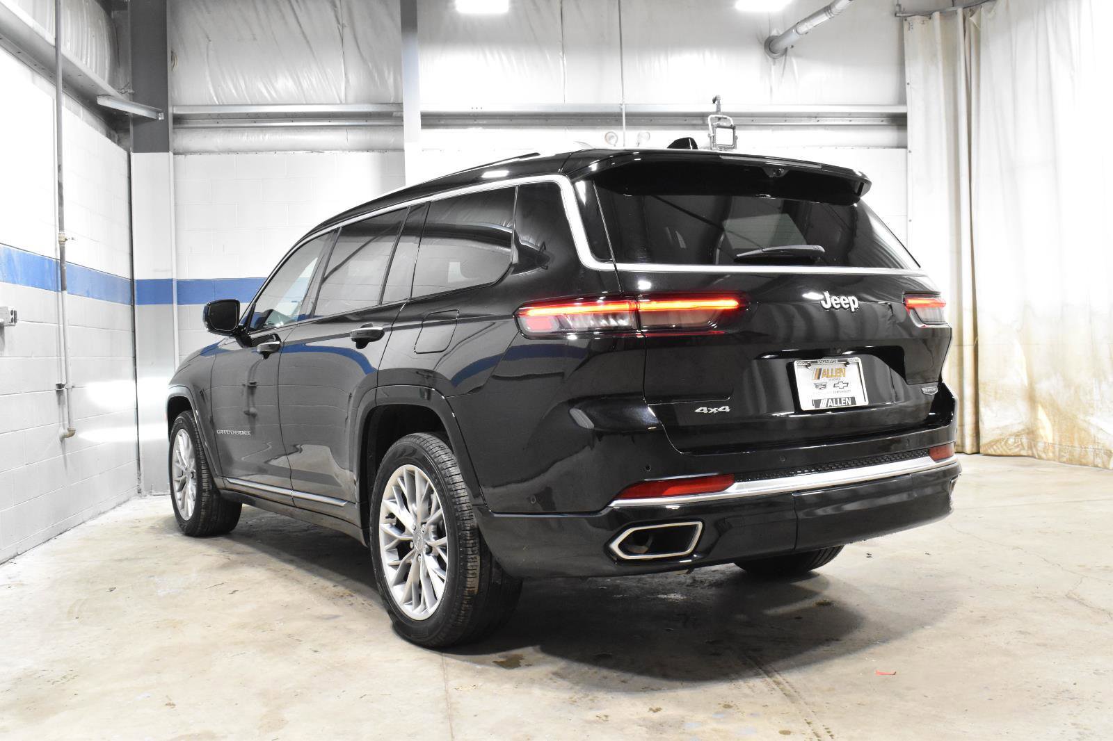 Used 2023 Jeep Grand Cherokee L Summit w/ Advanced Protech Group IV image 28