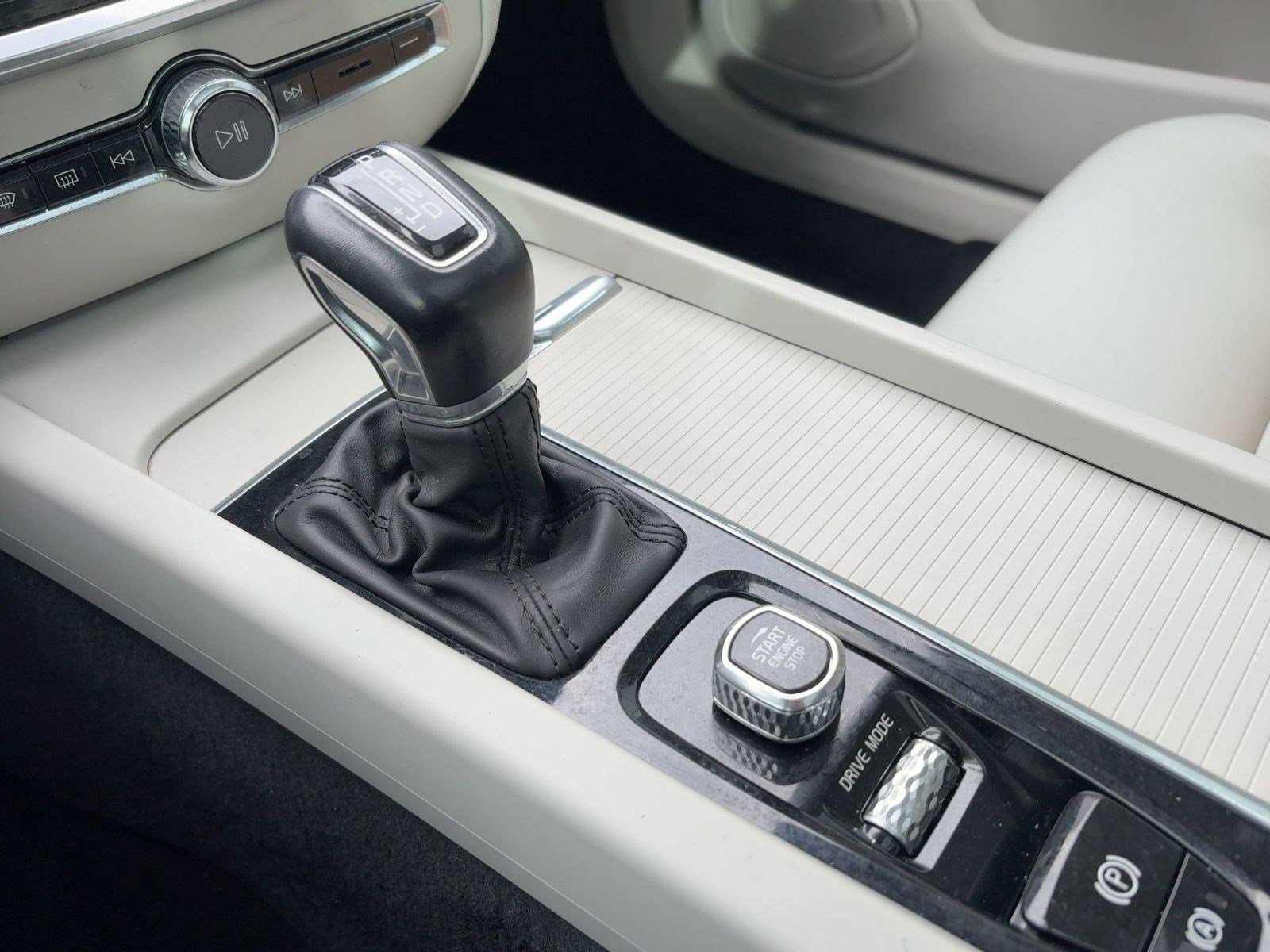 Used 2019 Volvo S60 T5 Momentum image 15