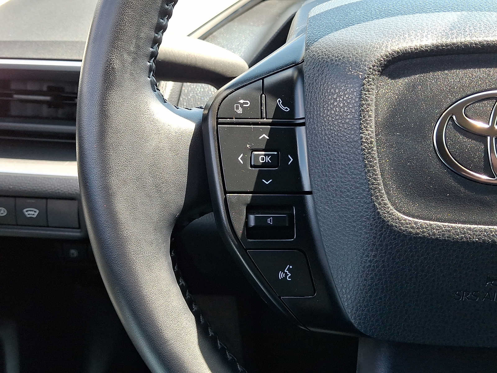Used 2025 Toyota Prius LE FWD image 20