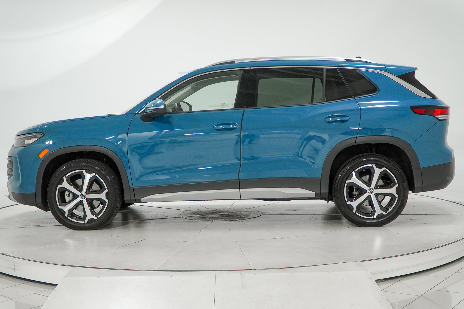 Used 2025 Volkswagen Tiguan SE AWD/4WD image 5