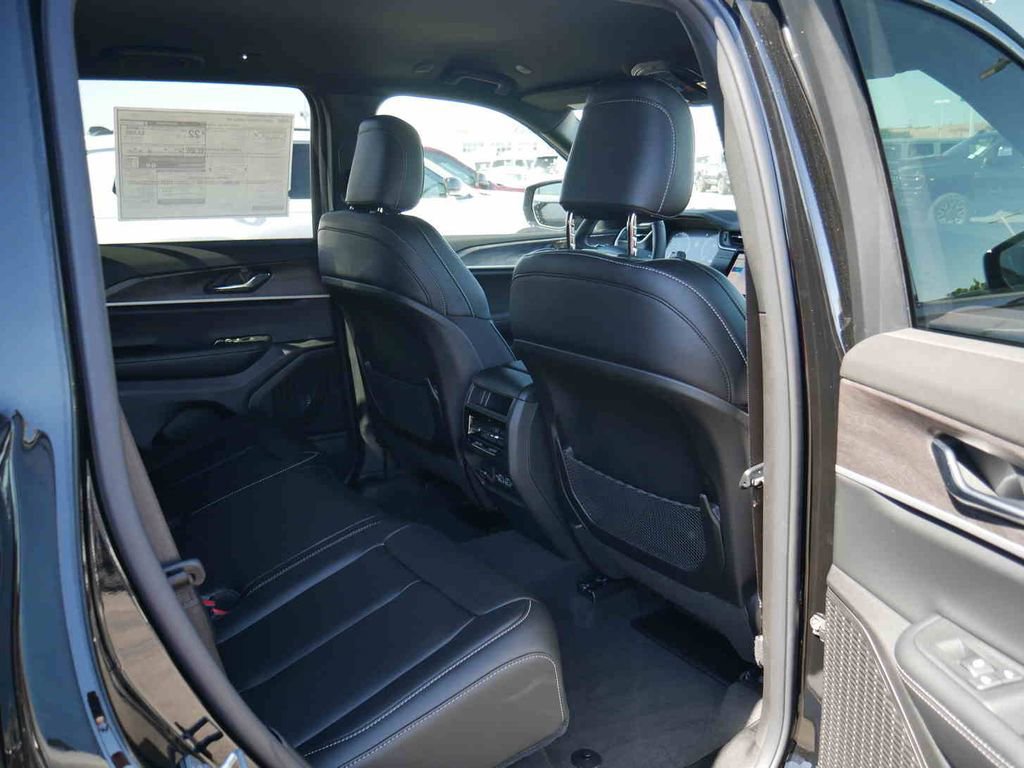 New 2025 Jeep Grand Cherokee Limited image 23