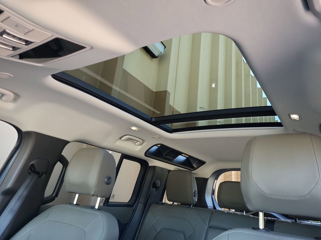 Used 2024 Land Rover Defender 110 S image 30