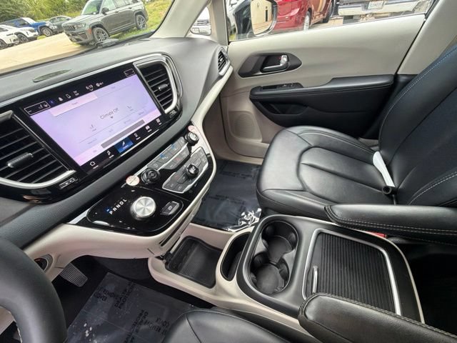 Used 2024 Chrysler Pacifica Touring-L FWD image 21