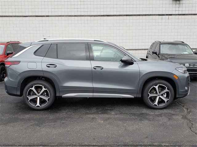 New 2025 Volkswagen Tiguan SE image 2