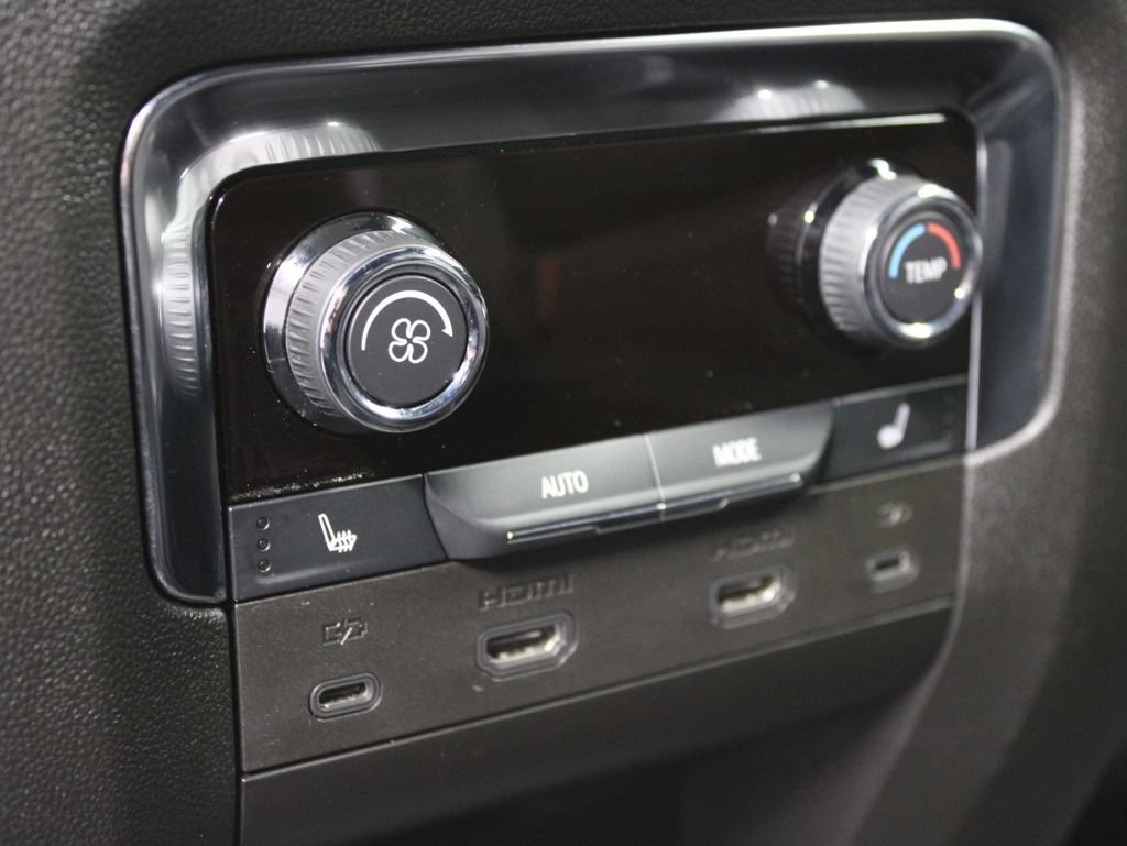 Used 2025 Chevrolet Tahoe High Country AWD/4WD image 19