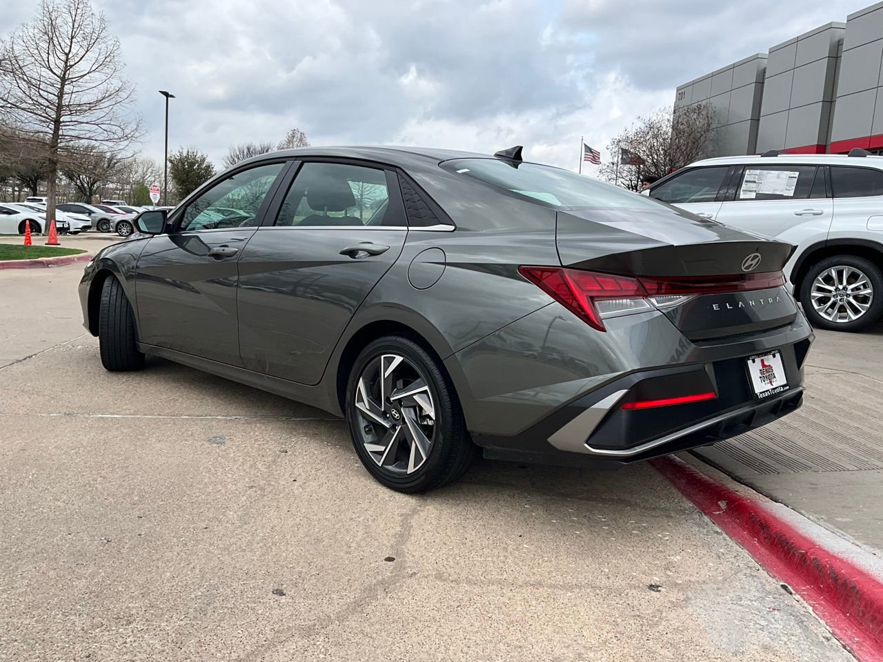 Used 2025 Hyundai Elantra SEL image 8