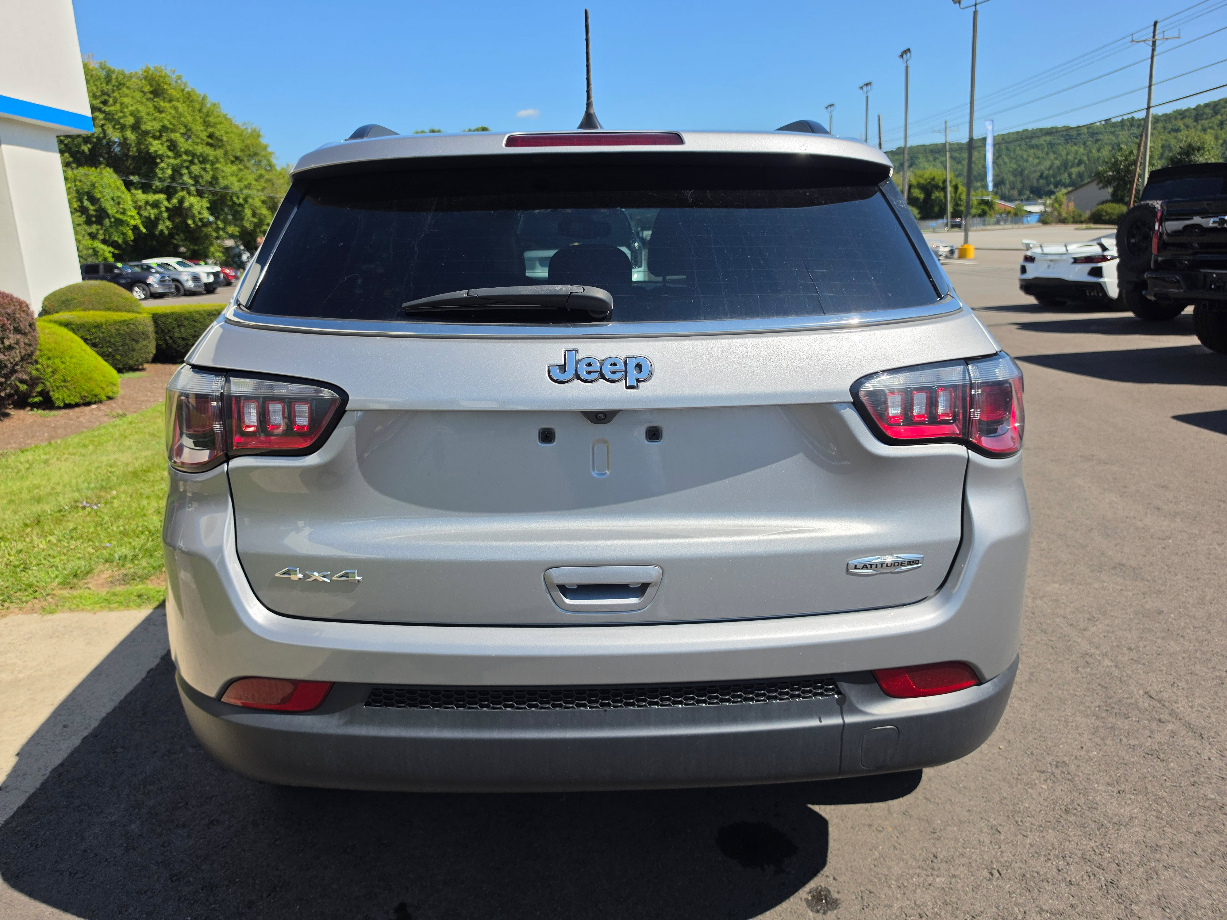 Used 2023 Jeep Compass Latitude w/ Sun and Sound Group AWD/4WD image 4