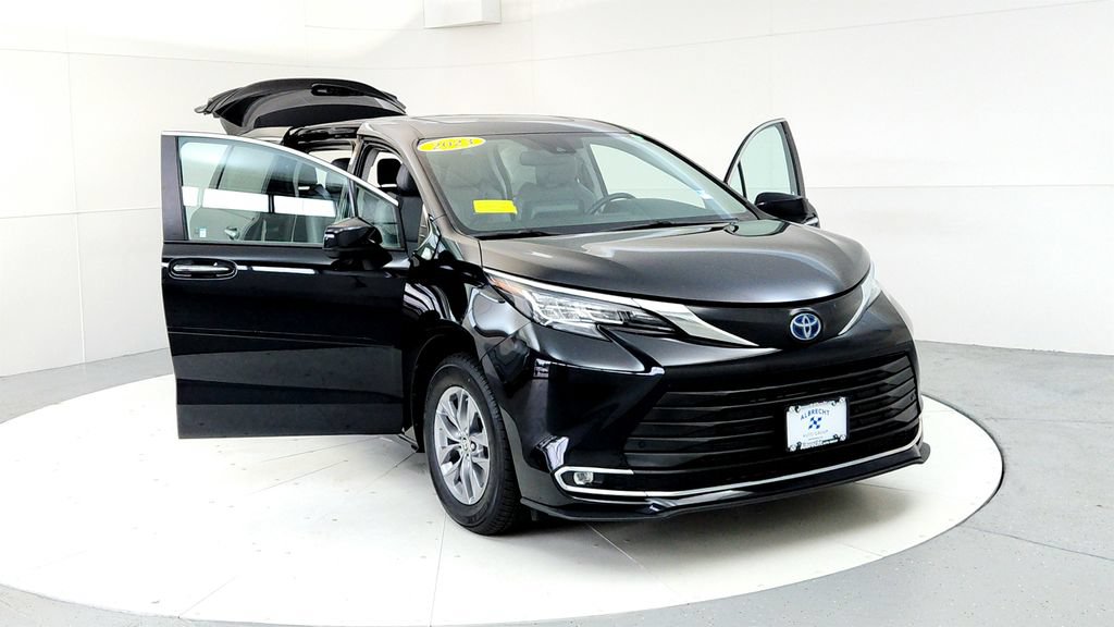 Certified 2023 Toyota Sienna XLE AWD/4WD image 9