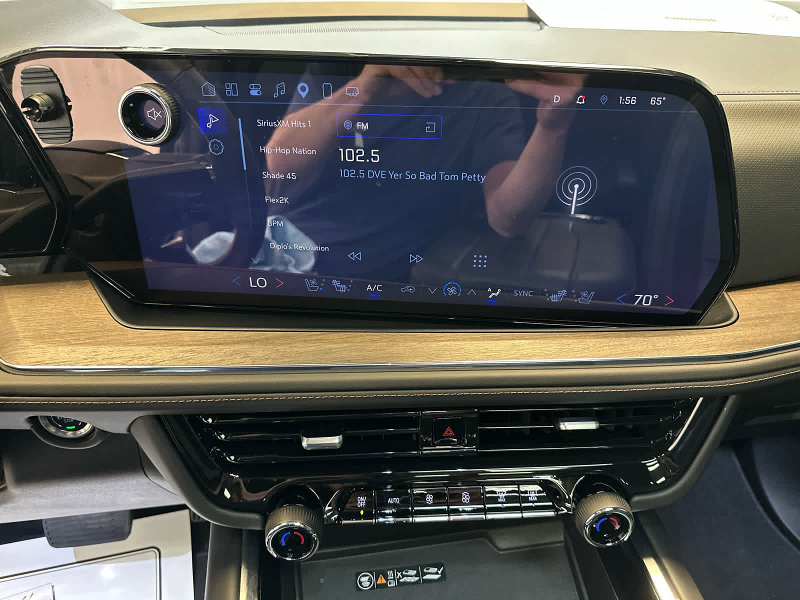 Used 2025 Chevrolet Suburban High Country image 7