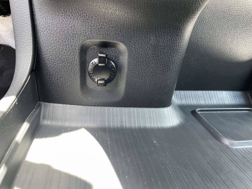 Used 2025 Toyota Sienna XLE FWD image 37