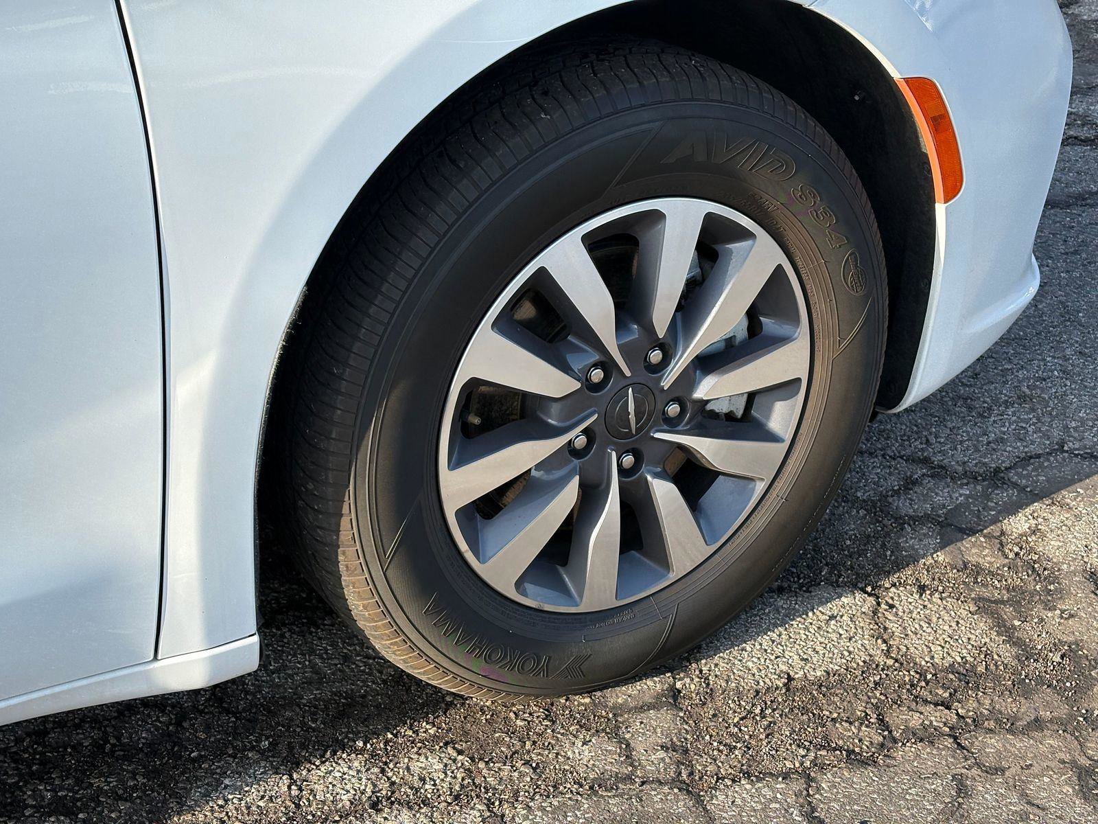 Used 2023 Chrysler Pacifica Touring-L image 9