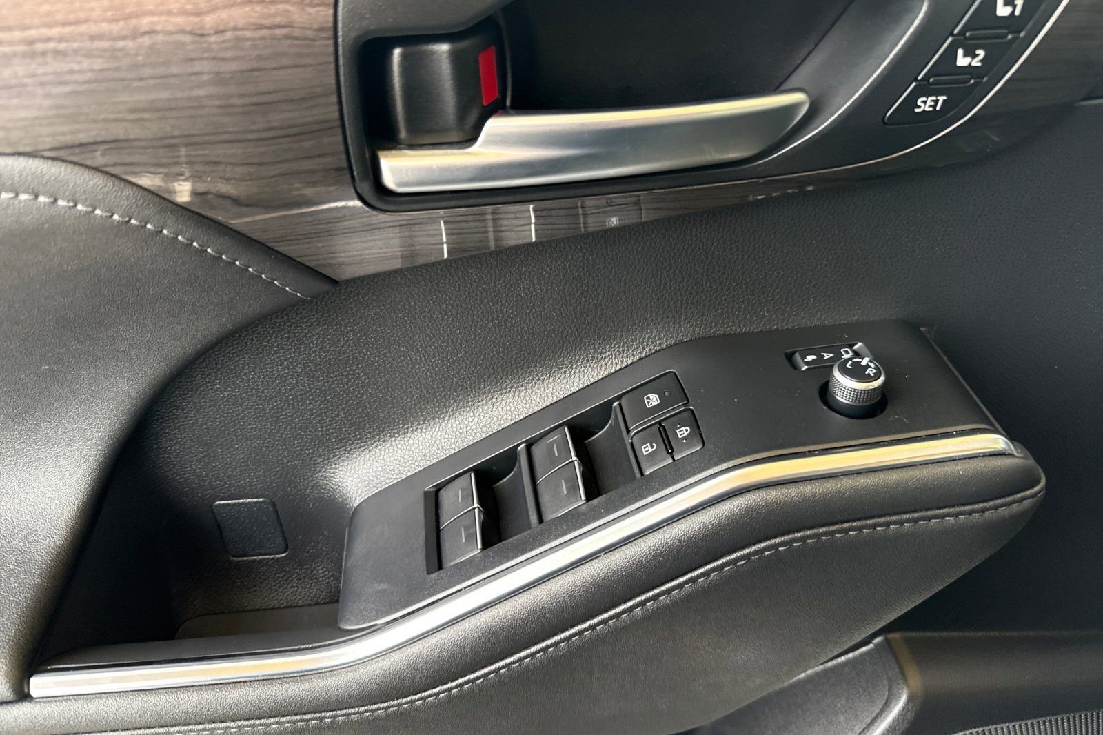 Used 2024 Toyota Highlander Platinum image 12