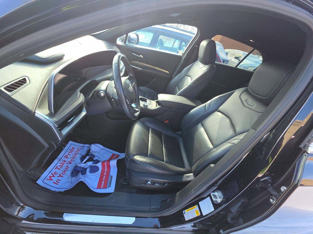 Used 2024 Cadillac XT4 Premium Luxury image 3