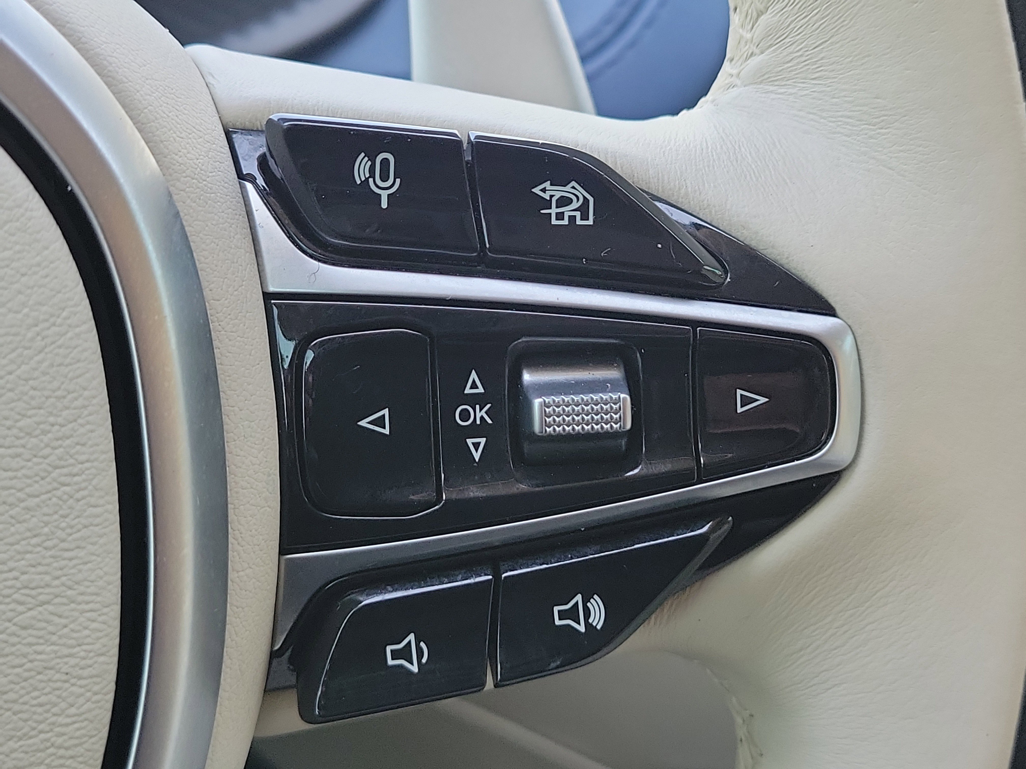 Used 2021 Aston Martin DBX image 28