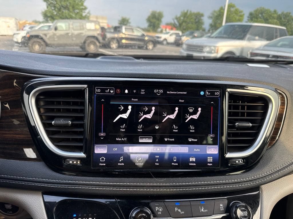 Used 2022 Chrysler Pacifica Limited FWD image 23