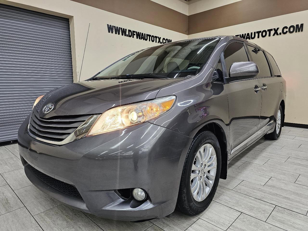 Used 2013 Toyota Sienna XLE image 2