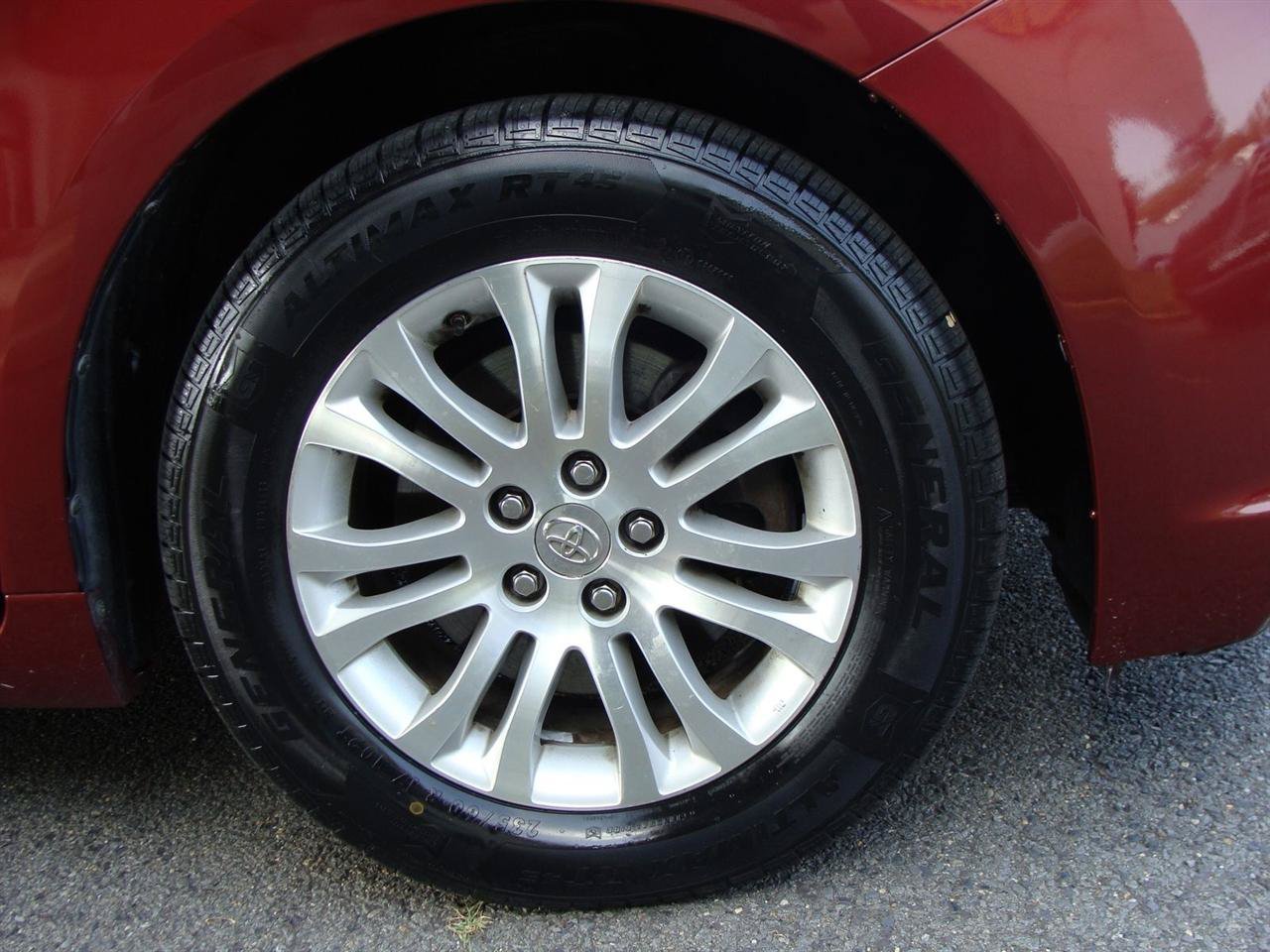 Used 2014 Toyota Sienna XLE FWD image 32