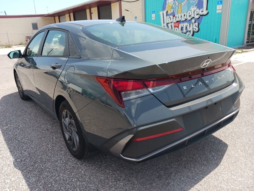 Used 2024 Hyundai Elantra SEL FWD image 5