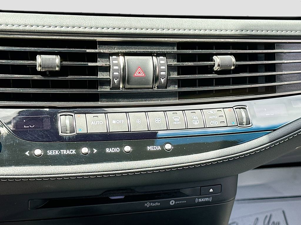 Used 2022 Lexus LS 500 w/ Accessory Package (Z2) RWD image 16