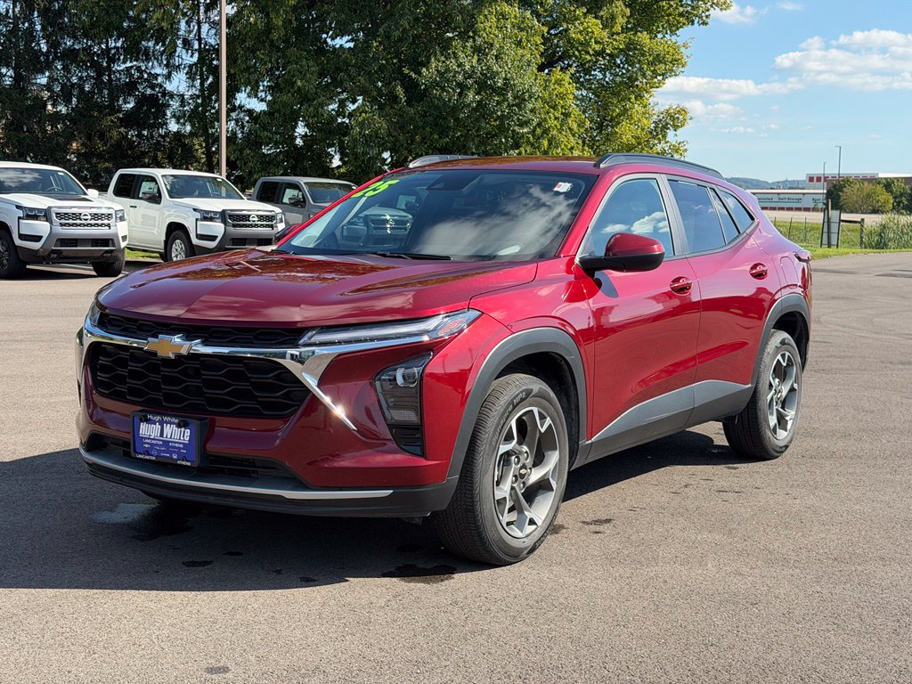 Used 2025 Chevrolet Trax LT FWD image 2