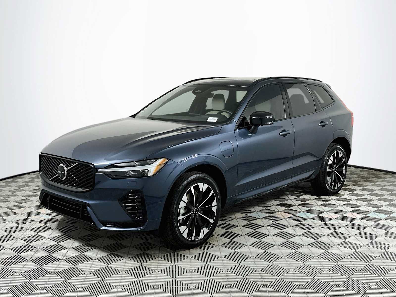 Used 2026 Volvo XC60 T8 Plus w/ Protection Package Premier AWD/4WD image 3