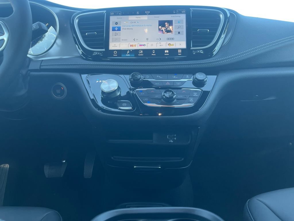 New 2026 Chrysler Pacifica Select image 3