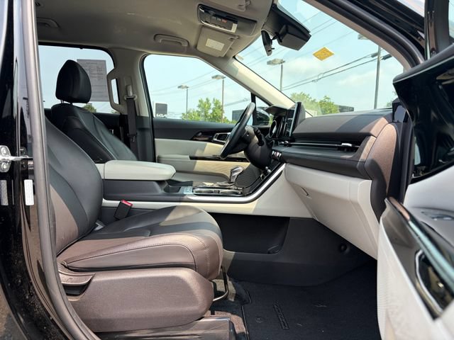 Used 2024 Kia Carnival EX FWD image 23