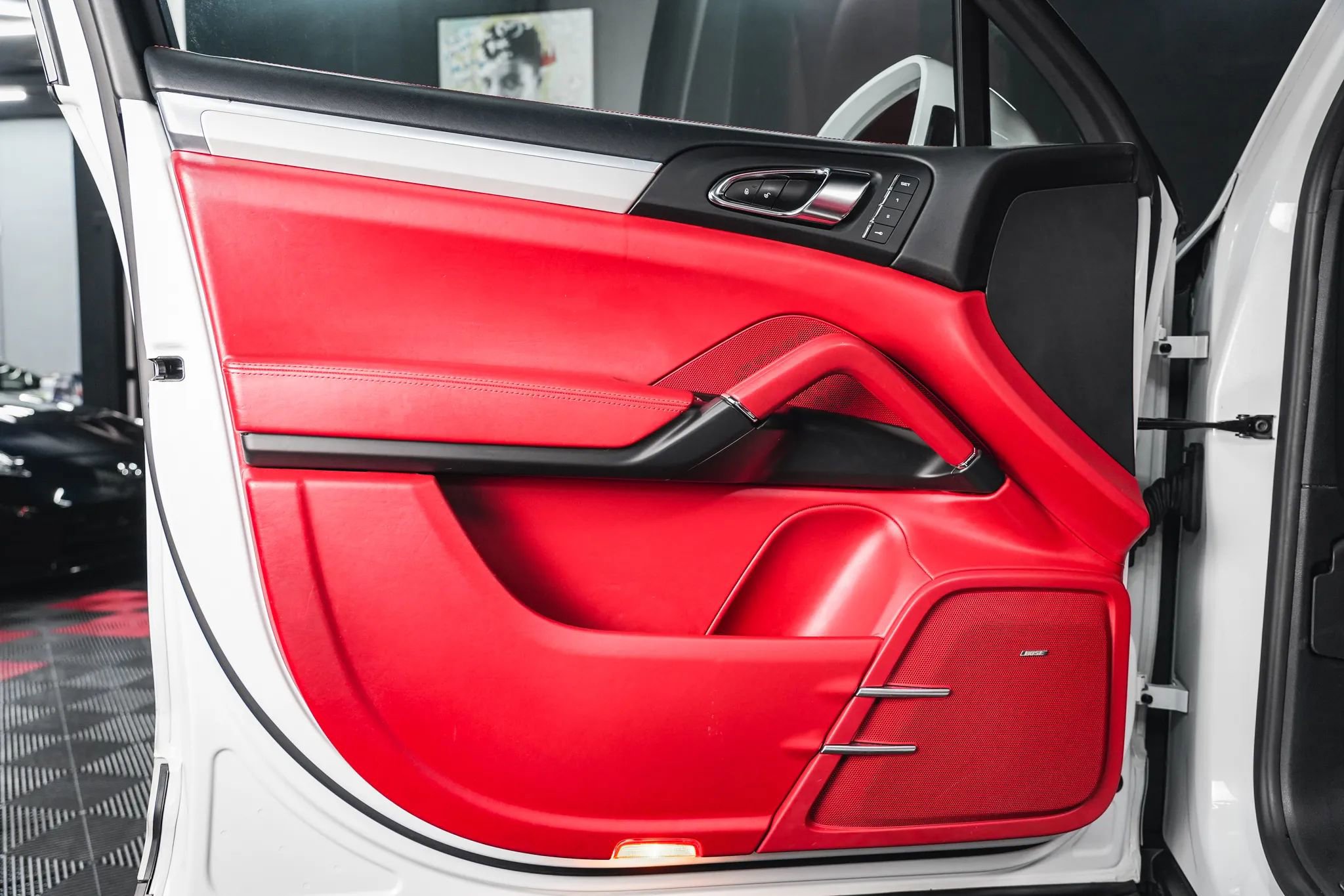 Used 2015 Porsche Cayenne Turbo image 36