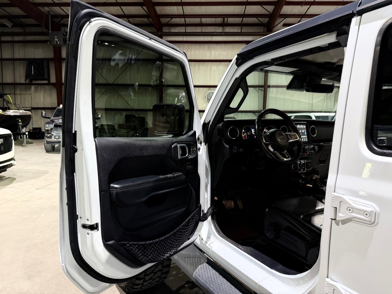 Used 2020 Jeep Gladiator Overland AWD/4WD image 12