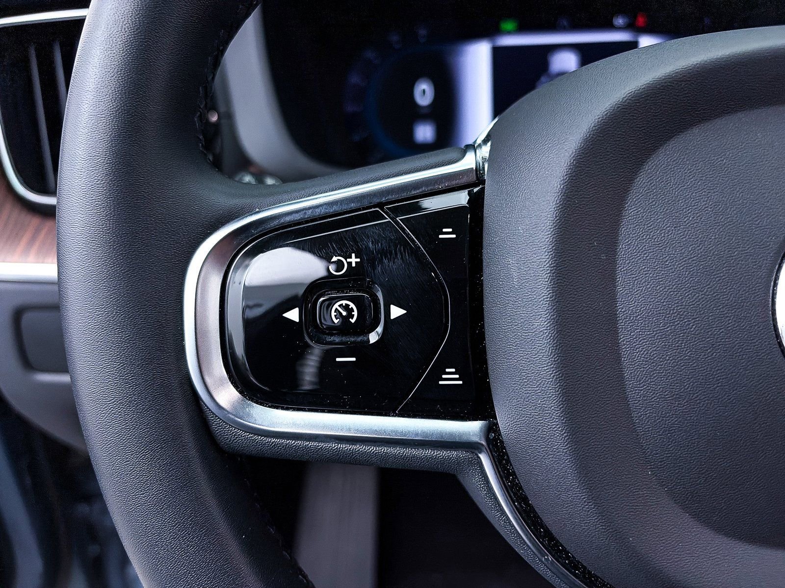 Used 2023 Volvo XC60 B6 Ultimate w/ Protection Package Premier image 33