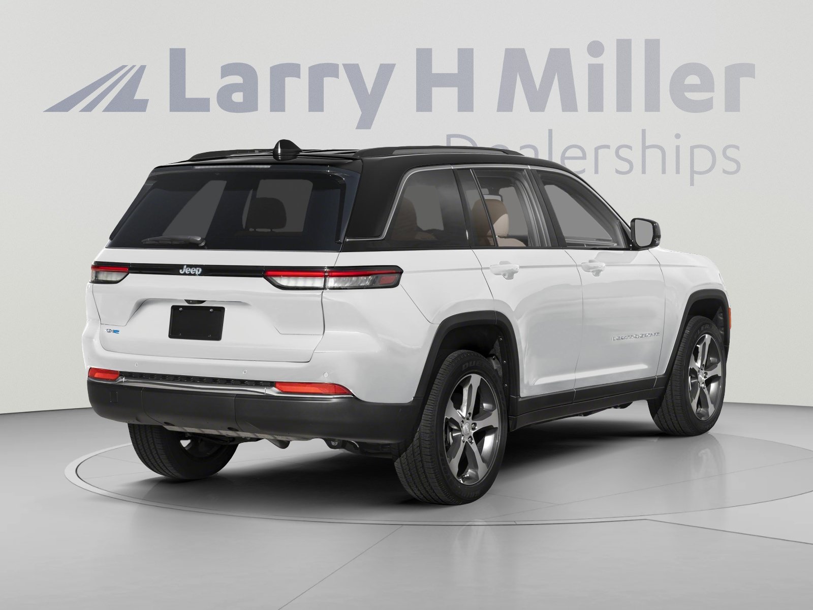 Used 2023 Jeep Grand Cherokee Summit w/ Advanced Protech Group IV AWD/4WD image 3