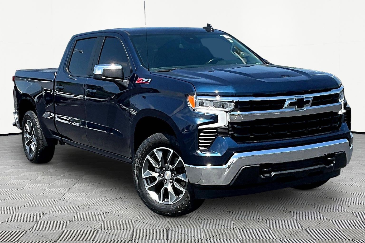 Used 2023 Chevrolet Silverado 1500 LT w/ Z71 Off-Road Package AWD/4WD image 3