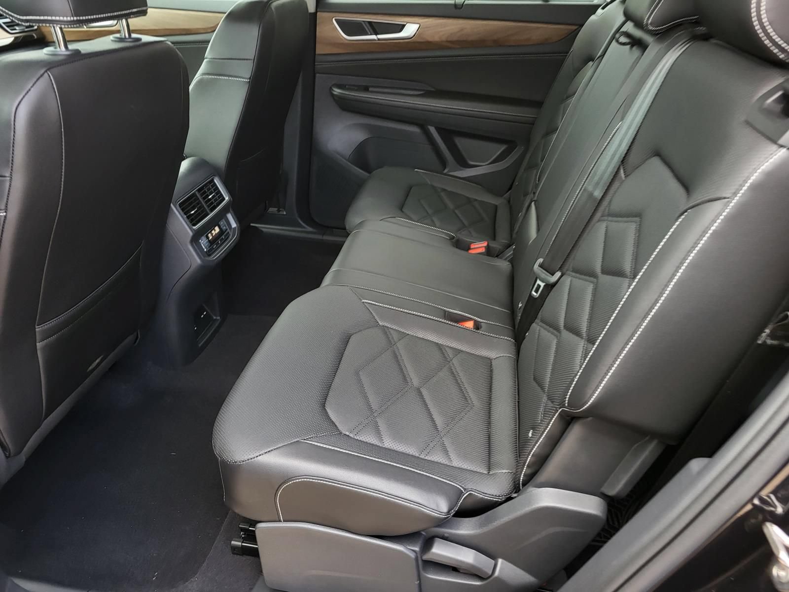 Used 2024 Volkswagen Atlas SE FWD image 18