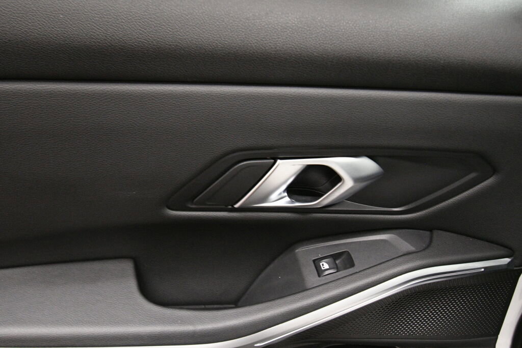 Used 2025 BMW 330i xDrive Sedan w/ Premium Package image 25