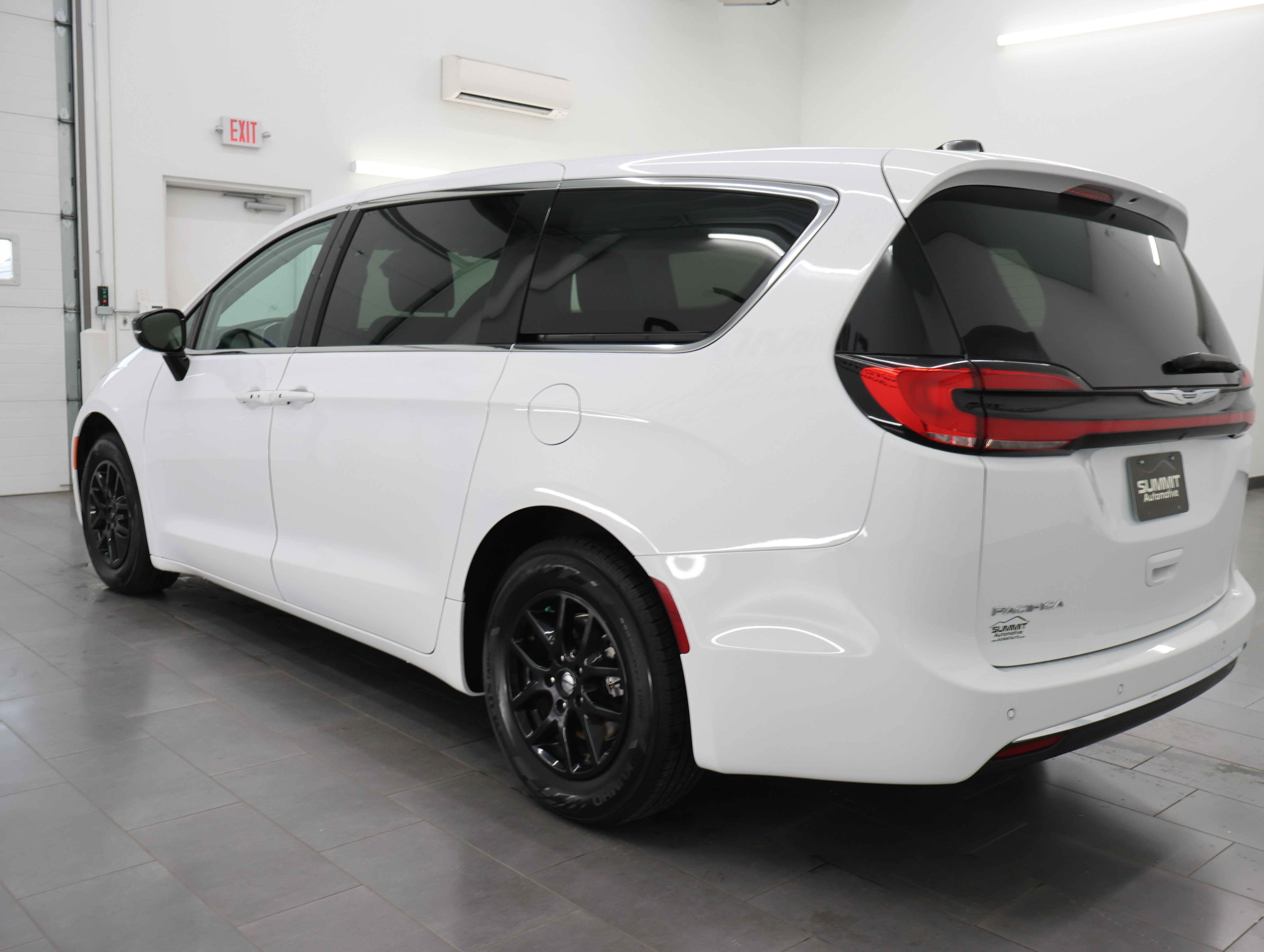 Used 2024 Chrysler Pacifica Touring-L FWD image 6