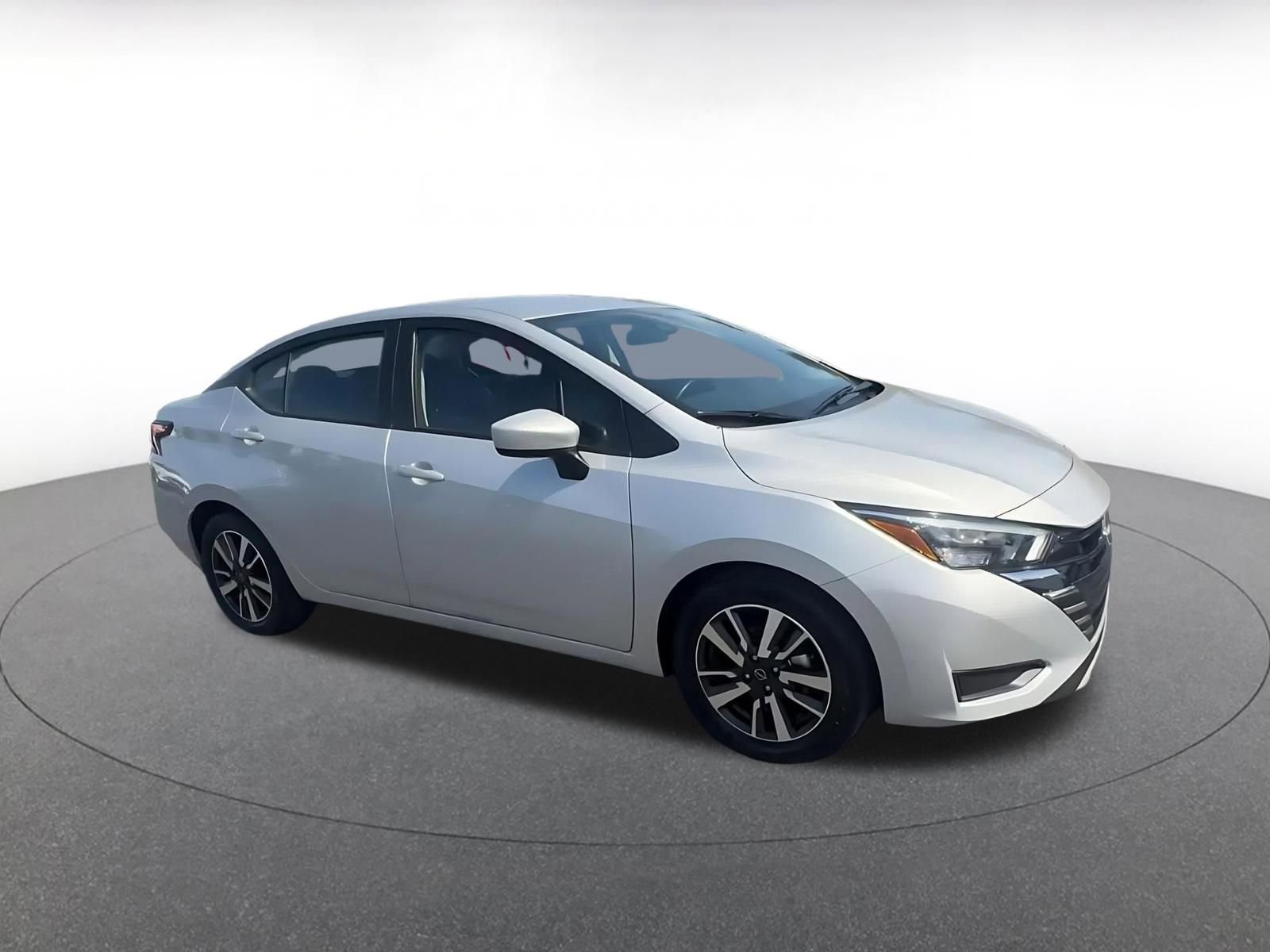Used 2025 Nissan Versa SV image 2