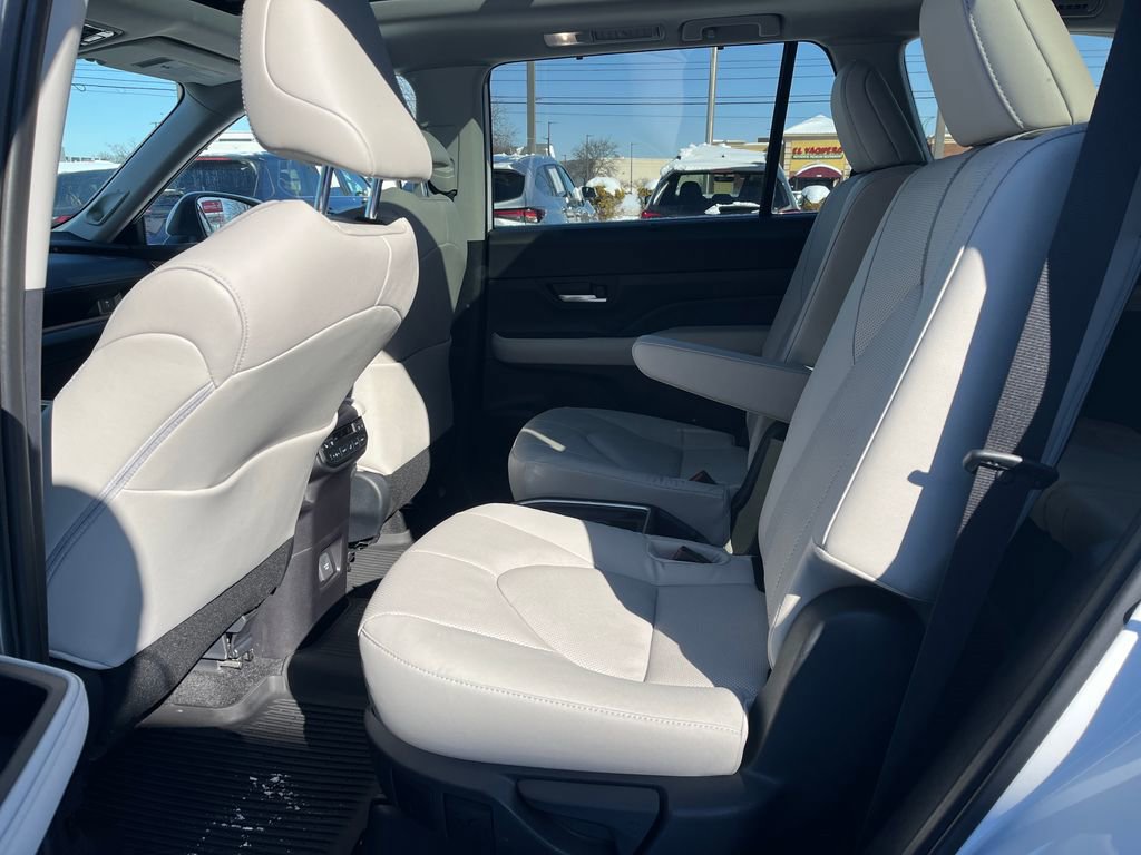 Certified 2025 Toyota Grand Highlander Platinum image 23