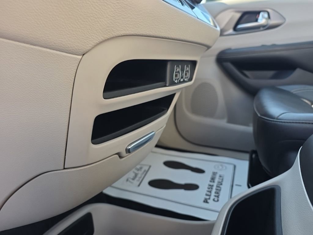 Used 2024 Chrysler Pacifica Touring-L FWD image 19